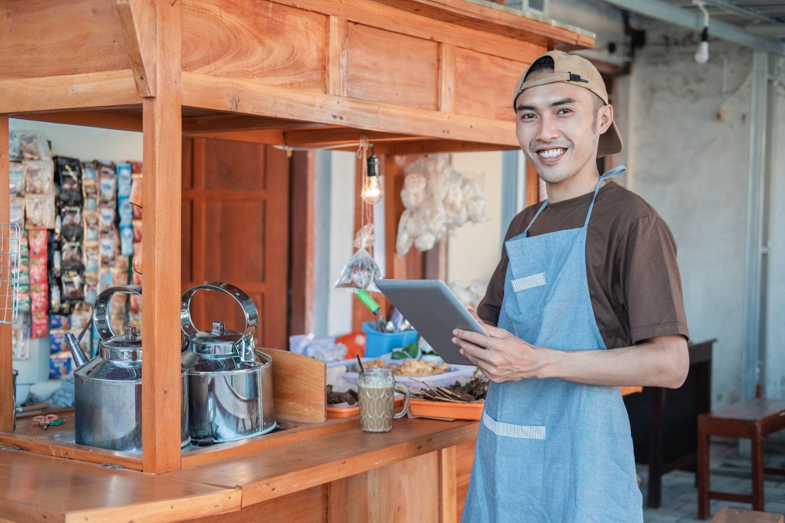 Ilustrasi QRIS sebagai penghubung e-wallet dan mobile banking