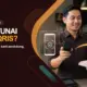 Pengguna menarik uang tunai melalui QRIS Tuntas dengan ponsel dan terminal layanan yang aman.