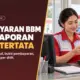 Cover QRIS untuk SPBU menampilkan kasir di dalam kios memeriksa struk; fokus pada nominal pembayaran BBM dan laporan shift.